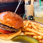【北千住グルメ】BOSSA BURGERを実食レビュー！肉汁たっぷりのハンバーガーとレトロな店内が魅力