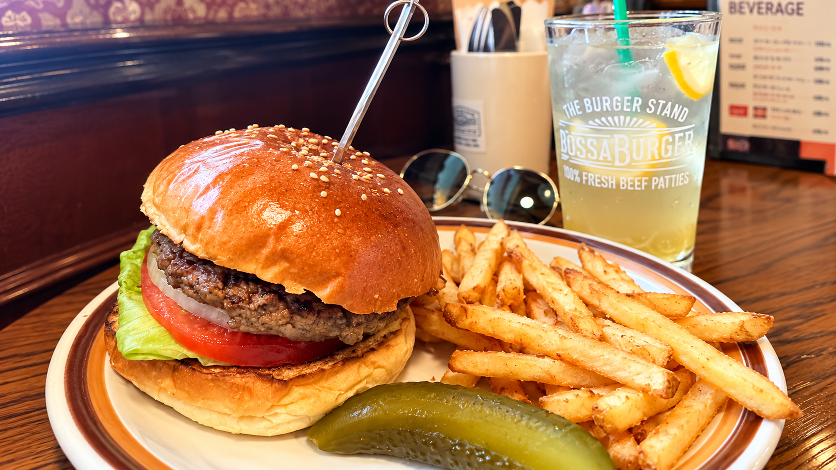 【北千住グルメ】BOSSA BURGERを実食レビュー！肉汁たっぷりのハンバーガーとレトロな店内が魅力